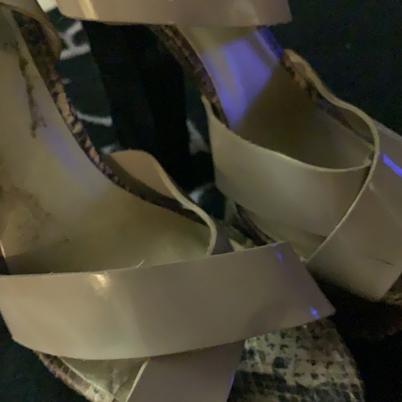 JS BY JESSICA SIMPSON SIZE 8.5 PLATFORM HERL HIGH WITH PATENT STAPS SNAKE EMBOSS - Picture 5 of 16